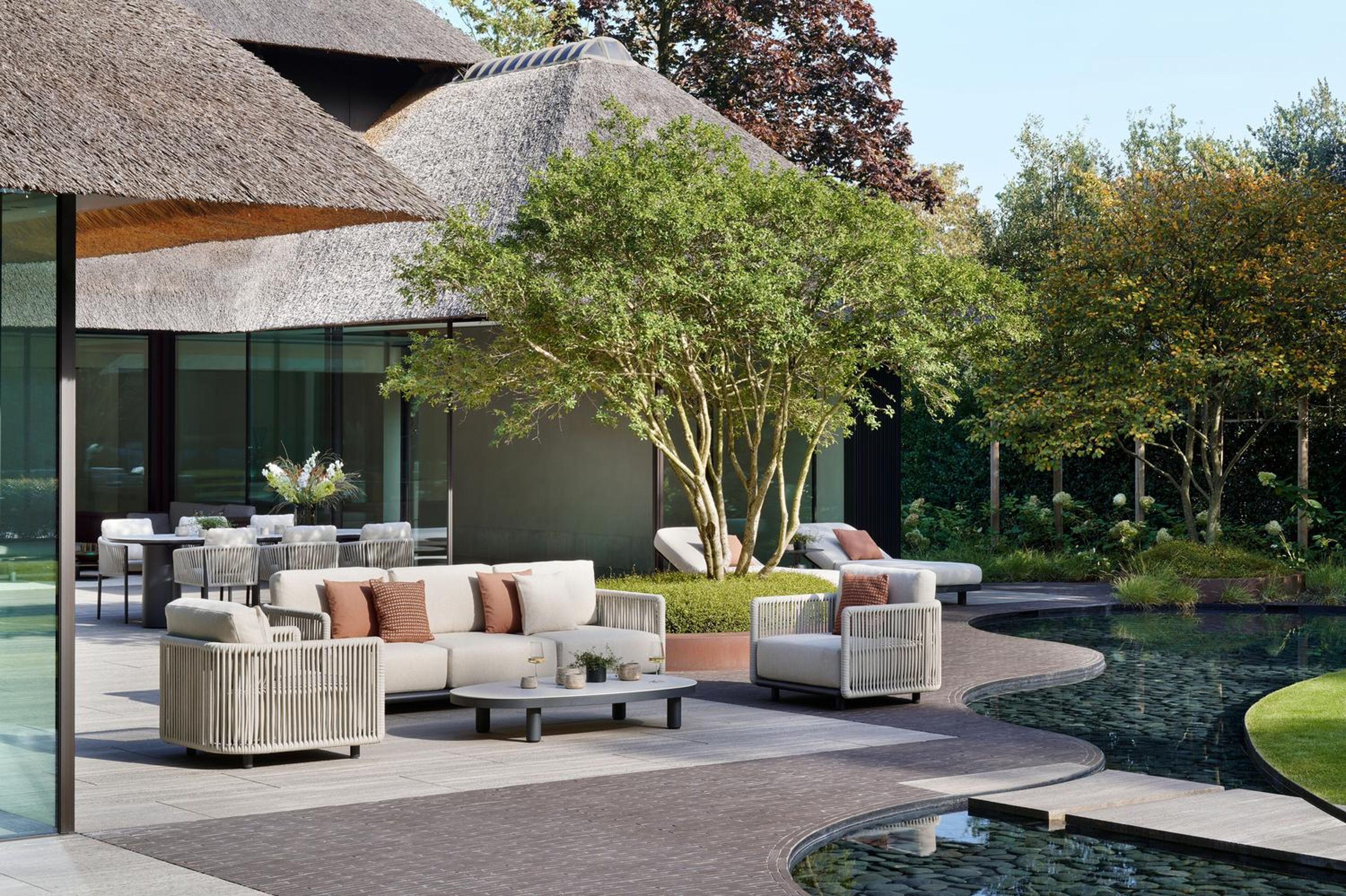 Organo loungeset in zwart aluminium en beige verticaal geweven luxe vlakke rope met marbella beige All Weather Cosytica kussens