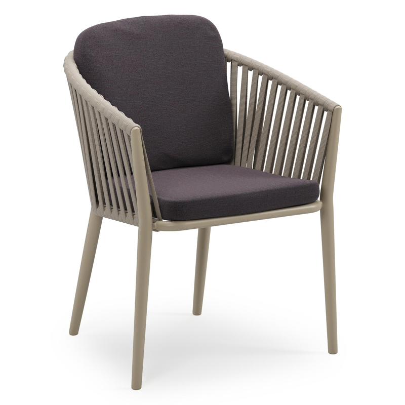 Orso stapelbare tuinstoel in beige aluminium en beige verticaal geweven luxe vlakke brede rope met stoelkussen in All Weather Sunbrella® Luxe Tundra Red