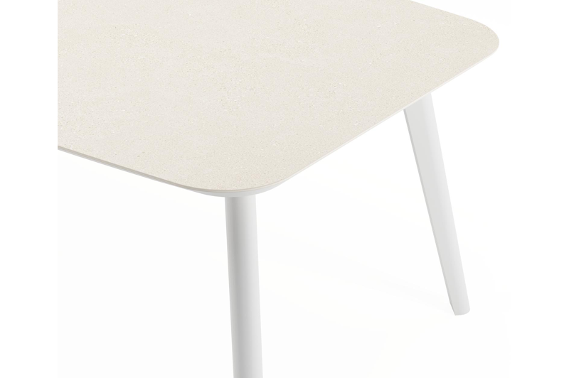 Mosa bootvormige tuinset in wit aluminium en sintered stone crema minerale met 10 Amalfi tuinstoelen