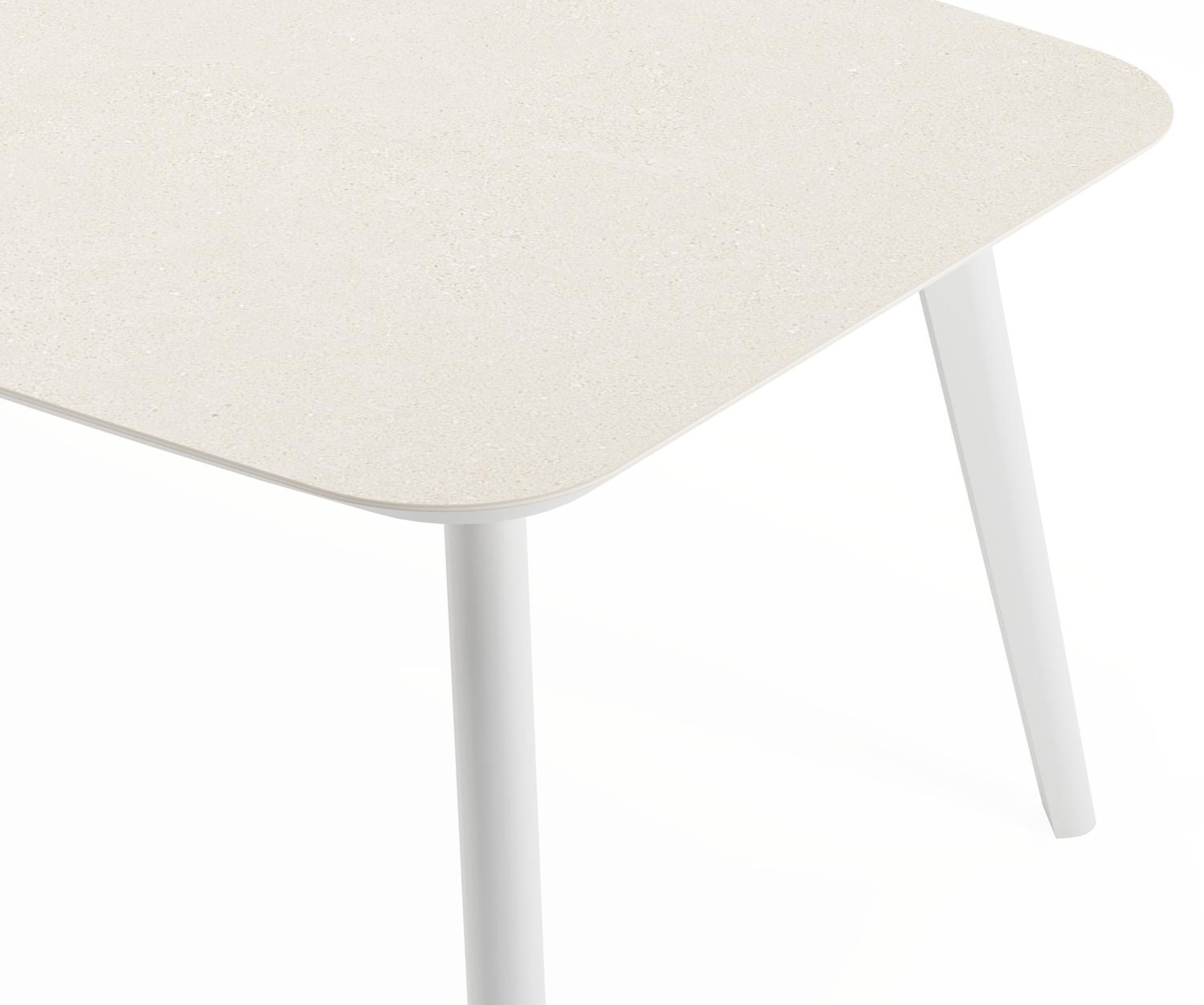 Mosa bootvormige tuinset in wit aluminium en sintered stone crema minerale met 10 Amalfi tuinstoelen