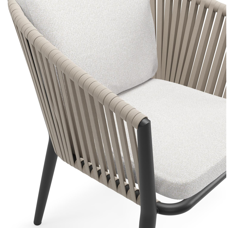 Orso tuinstoel in zwart aluminium en beige verticaal geweven vlakke rope met luxe zitkussen in All Weather Solica Soul Optik
