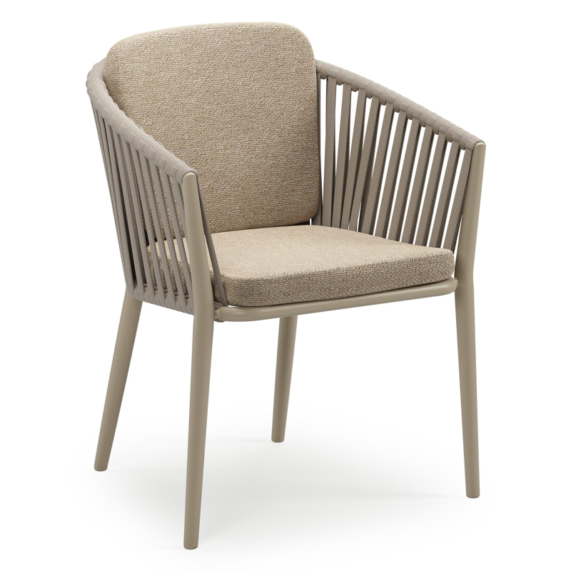 Orso stapelbare tuinstoel in beige aluminium en beige verticaal geweven luxe vlakke brede rope met stoelkussen in All Weather Cosytica Madagascar Oak
