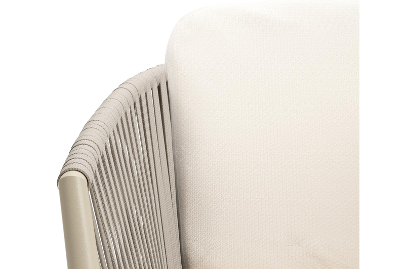 Orso tuinstoel in beige aluminium en beige verticaal geweven vlakke rope met luxe zitkussen in All Weather Sunbrella® Luxe Lopi Snow