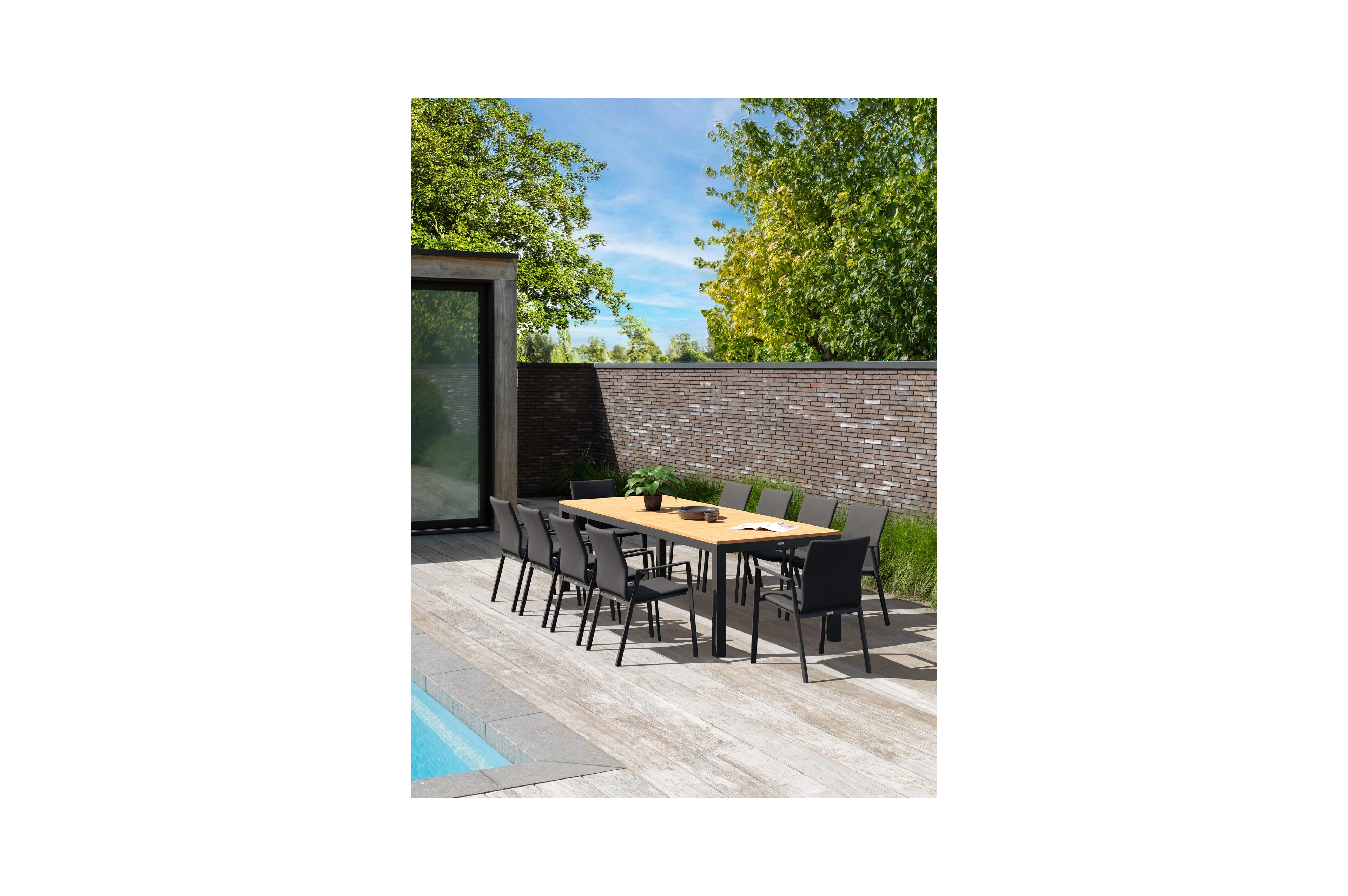 Varese tuinset in zwart aluminium en naturel teak tafelblad met 10 stapelbare Madura tuinstoelen
