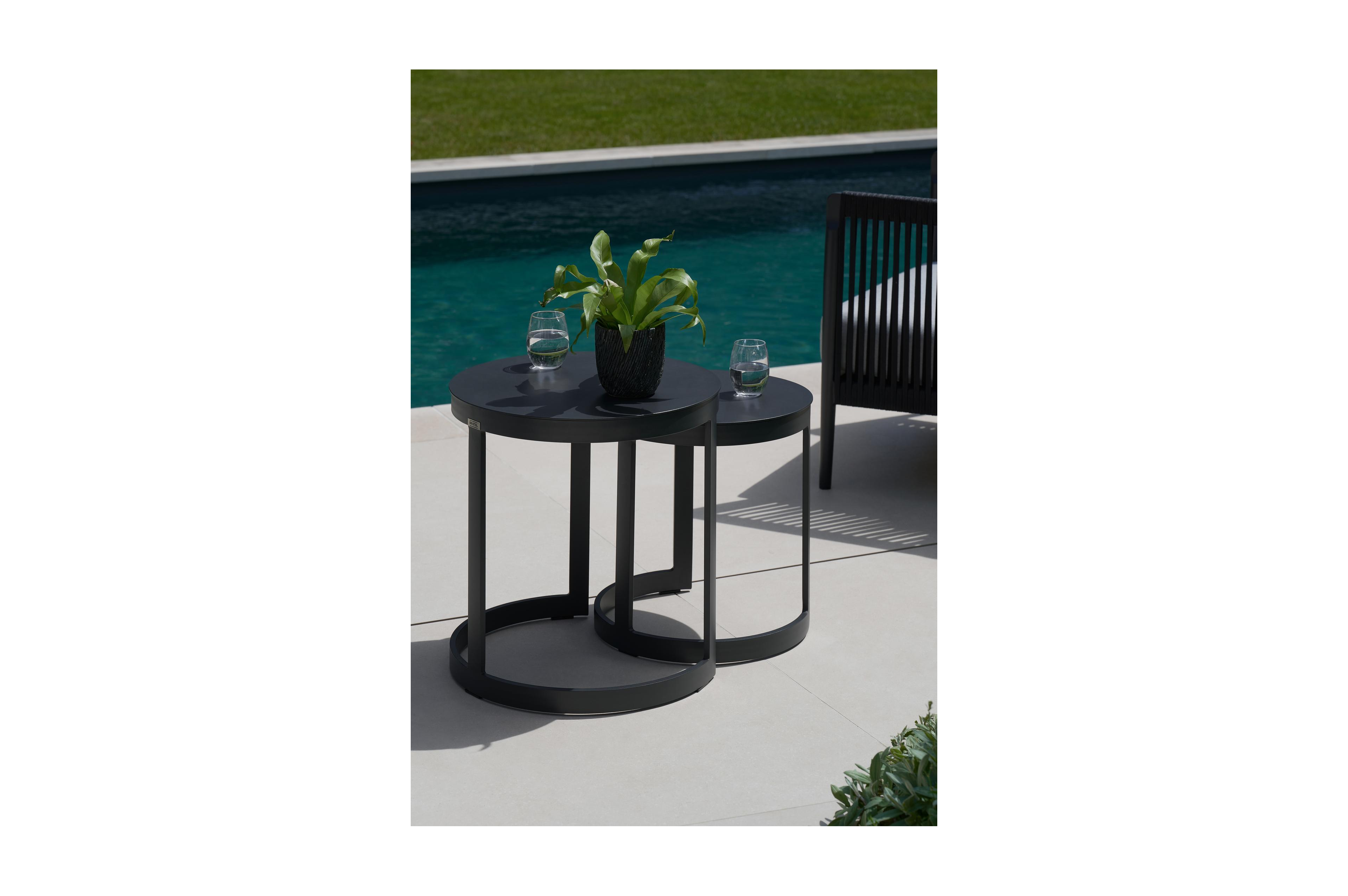 Enna bijzettafels in zwart aluminium - tafel 1: Dia. 44 x H 46 cm, tafel 2: Dia. 52 x H 52 cm