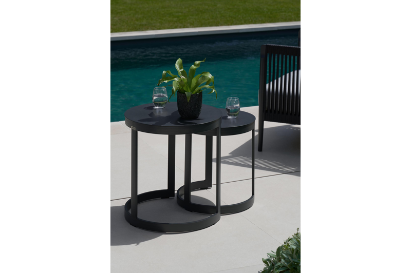 Enna bijzettafels in zwart aluminium - tafel 1: Dia. 44 x H 46 cm, tafel 2: Dia. 52 x H 52 cm