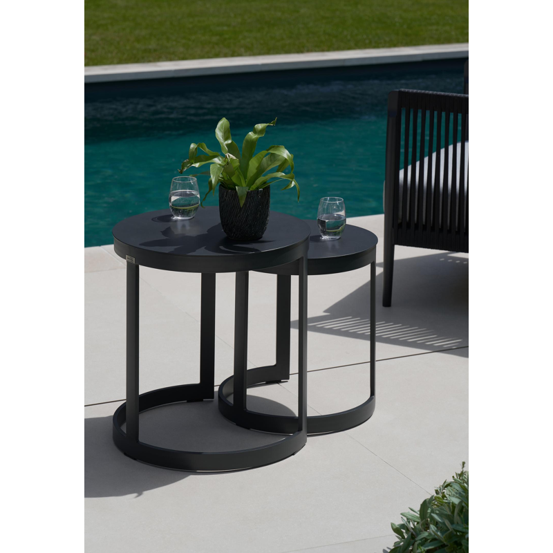 Enna bijzettafels in zwart aluminium - tafel 1: Dia. 44 x H 46 cm, tafel 2: Dia. 52 x H 52 cm