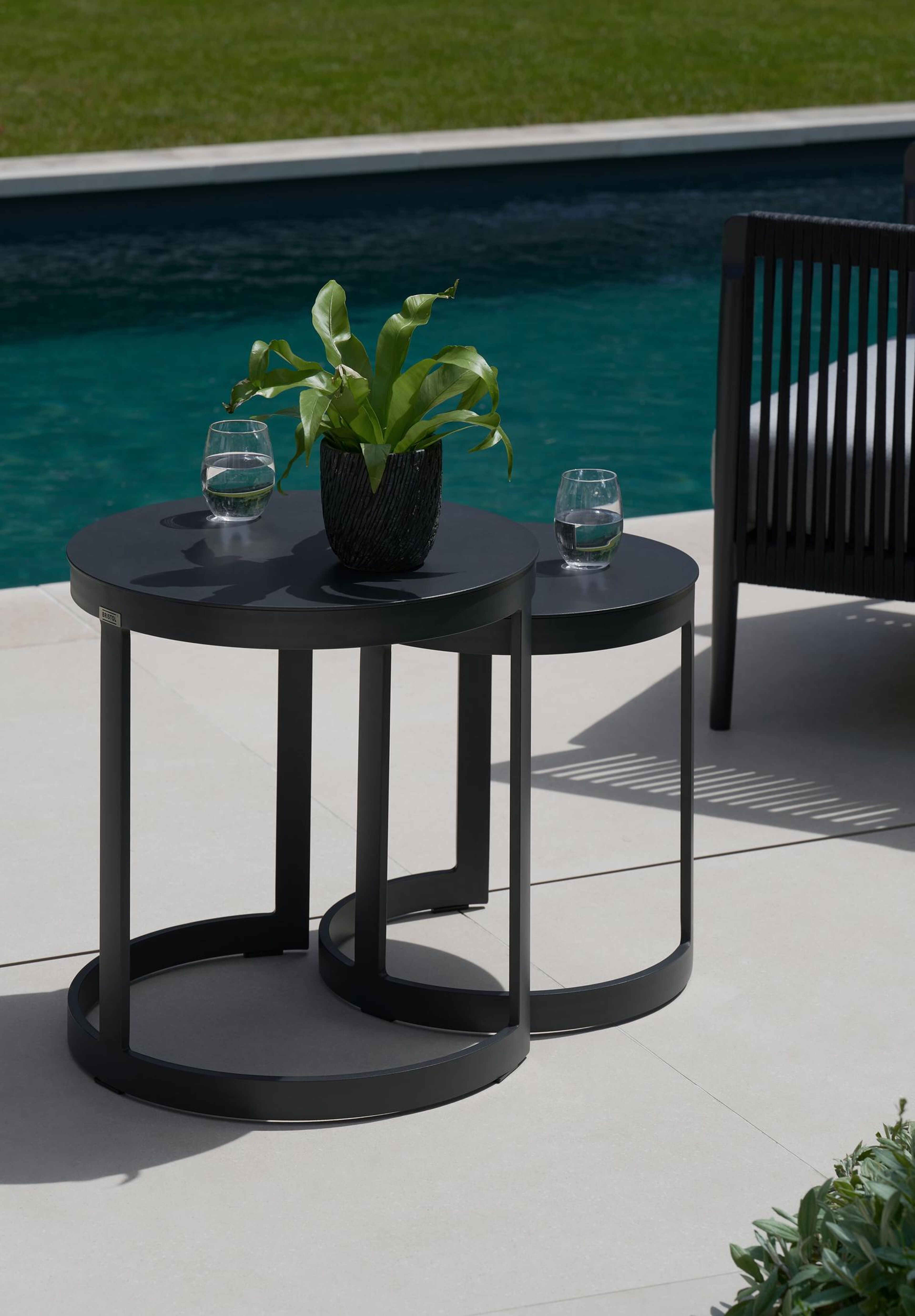 Tables d'appoint Enna en aluminium noir - table 1: Dia. 44 x H 46 cm, table 2: Dia. 52 x H 52 cm