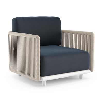 Fauteuil de jardin Organo en aluminium blanc et corde luxe plate tissée verticalement beige et coussin en all weather Sunbrella® luxe heritage indigo