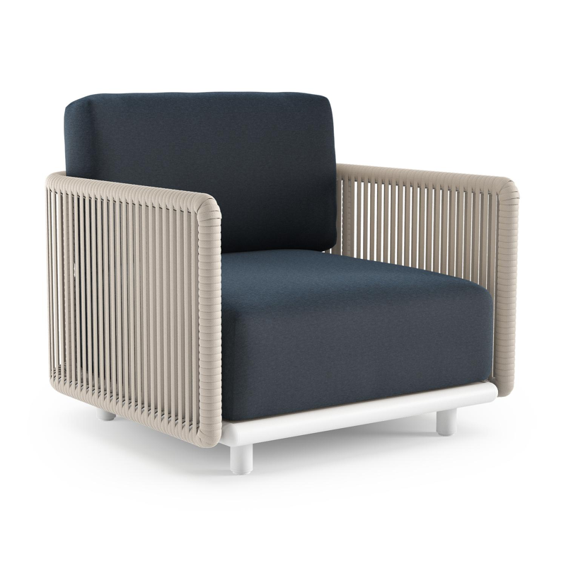 Organo loungestoel in wit aluminium en beige verticaal geweven luxe vlakke rope met heritage indigo all weather Sunbrella® luxe kussen