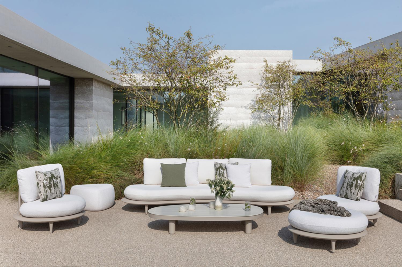 Bomero loungebank in beige aluminium met firenze earth all weather solica kussen