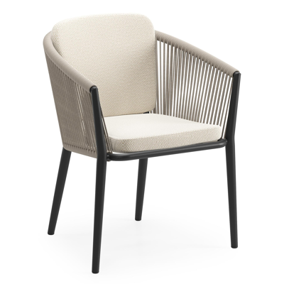 Orso tuinstoel in zwart aluminium en beige verticaal geweven ronde rope met zitkussen in All Weather Cosytica Althea Off White