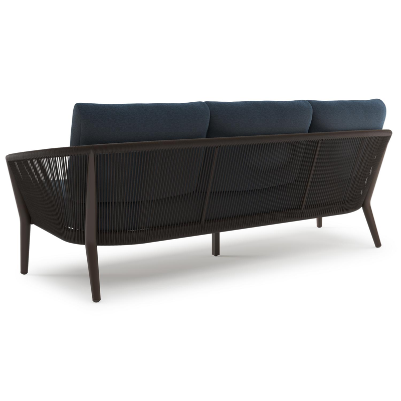 Orso loungebank in donkerbruin aluminium en donkerbruin verticaal geweven ronde rope met Heritage Indigo All Weather Sunbrella® luxe kussen