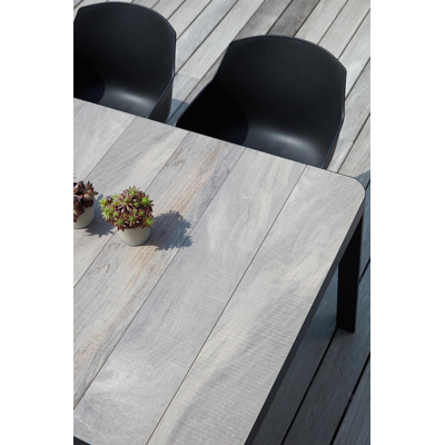 Ellara tuinset in zwart aluminium en grijs keramische tegels tafelblad met 6 Paco tuinstoelen