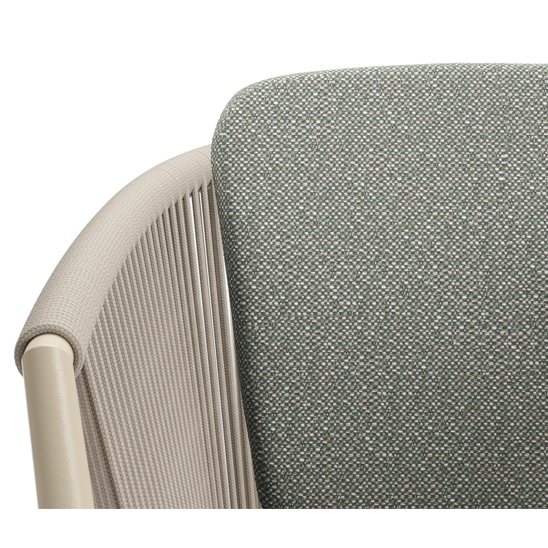 Orso tuinstoel in beige aluminium en beige verticaal geweven ronde rope met zitkussen in All Weather Sunbrella® Luxe Savane Leaf