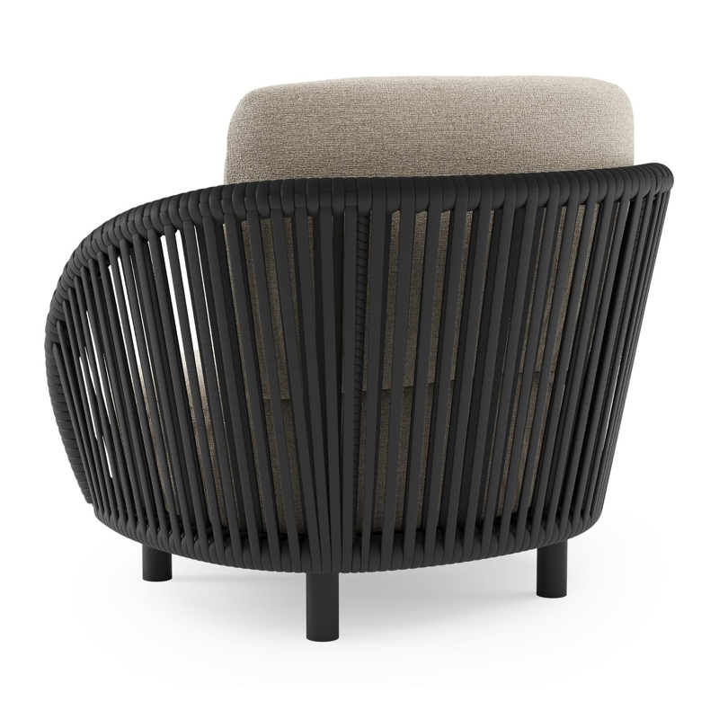 Lupino loungestoel in zwart aluminium en zwart verticaal geweven luxe vlakke brede rope met catania sand all weather cosytica kussen