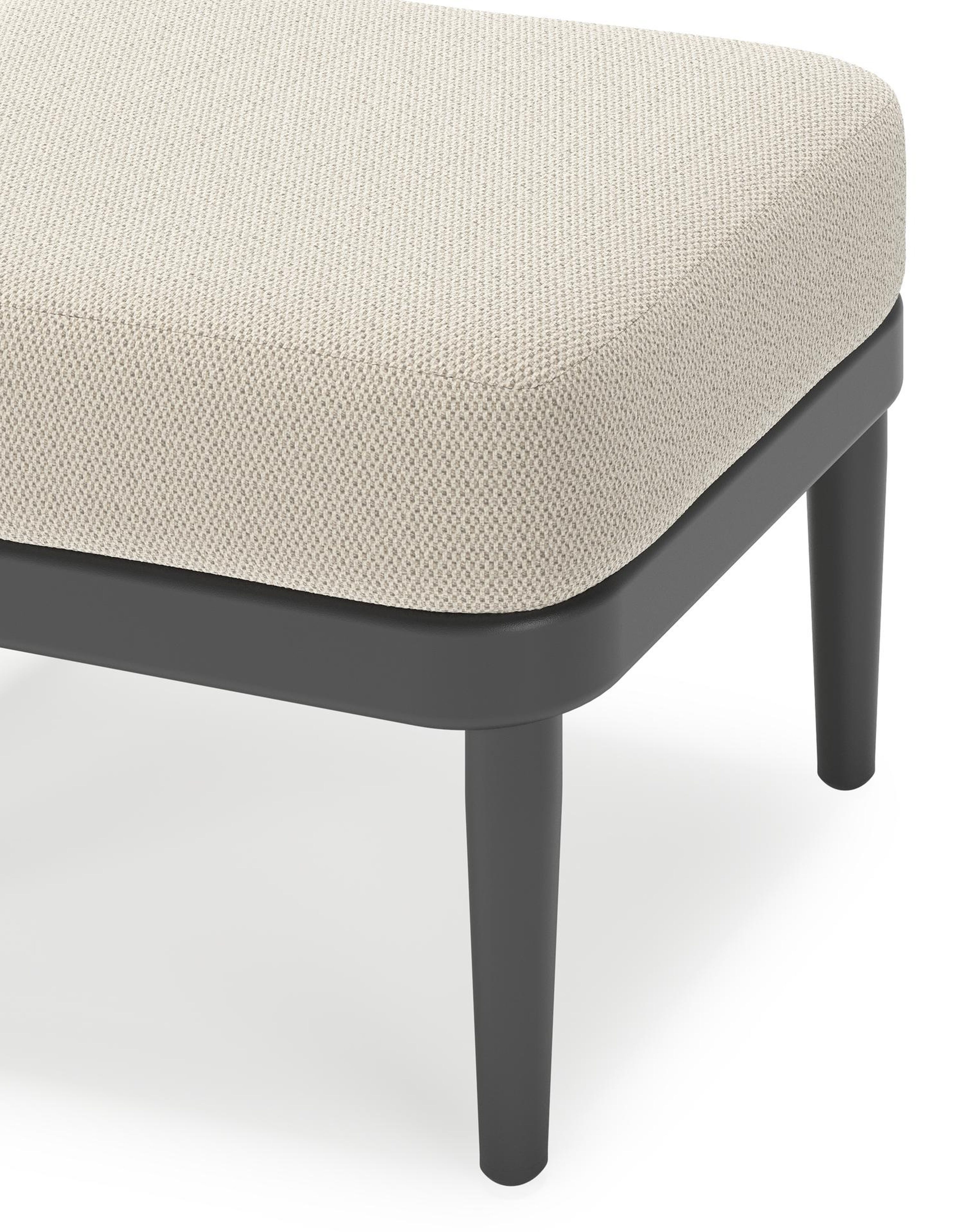 Orso poef in zwart aluminium met Lopi Marble all weather sunbrella® luxe kussen
