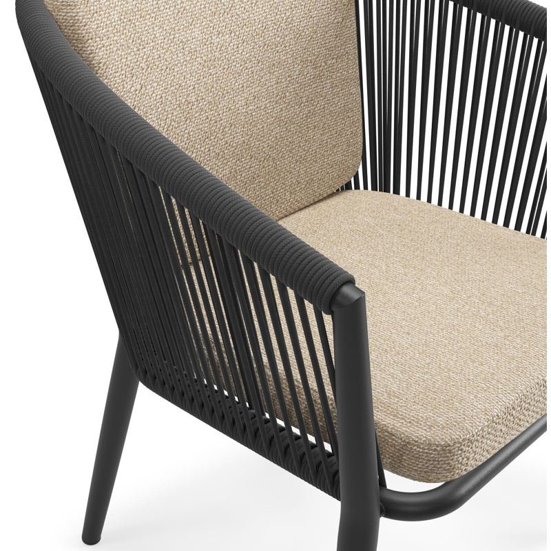 Chaise de jardin Orso en aluminium noir et corde ronde tissée verticalement noir avec coussin en All Weather Cosytica Madagascar Oak