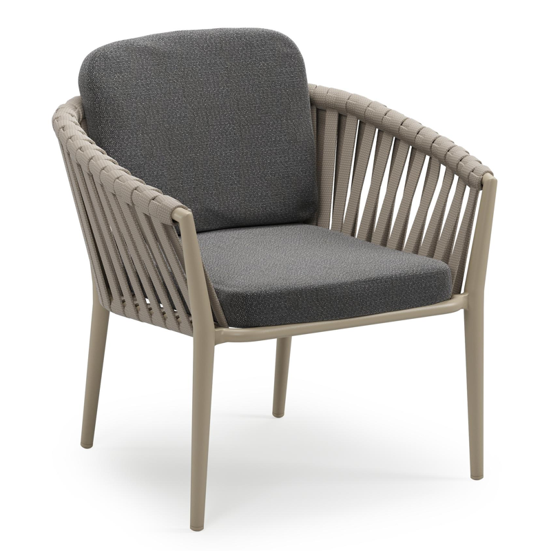 Orso low dining tuinstoel in beige aluminium en beige verticaal geweven luxe vlakke brede rope met stoelkussen in All Weather Sunbrella® Luxe Savane Tornado