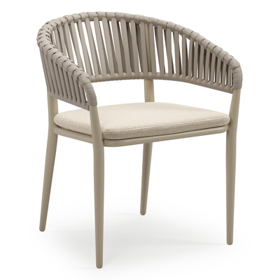 Chaise de jardin empilable Tolfa en aluminium beige et corde large plate de luxe tissée verticalement beige avec coussin en All Weather Cosytica Althea Chalk