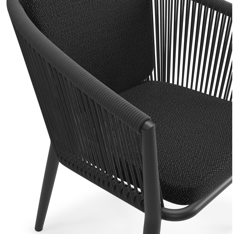 Orso tuinstoel in zwart aluminium en zwart verticaal geweven ronde rope met zitkussen in All Weather Sunbrella® Luxe Lopi Baribal