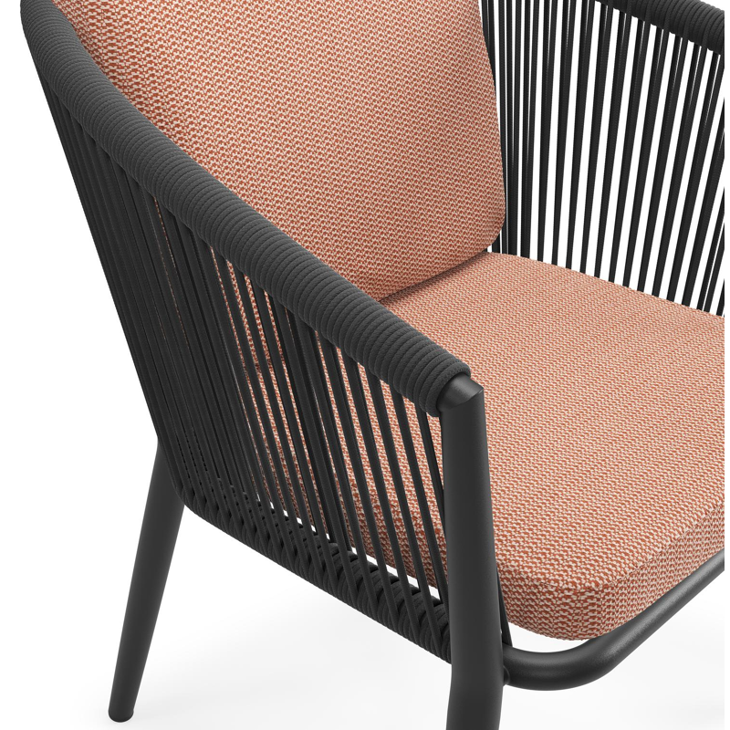 Orso tuinstoel in zwart aluminium en zwart verticaal geweven ronde rope met luxe zitkussen in All Weather Sunbrella® Luxe Lopi Fawn