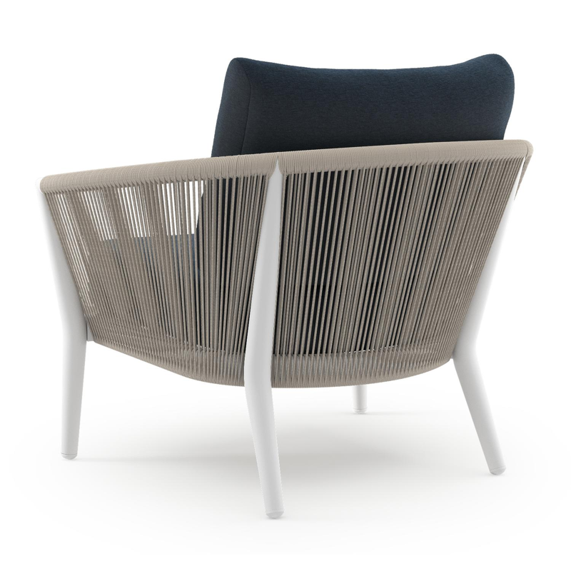 Fauteuil de jardin Orso en aluminium blanc en corde ronde tissée verticalement beige et coussins en all weather sunbrella® luxe Heritage Indigo