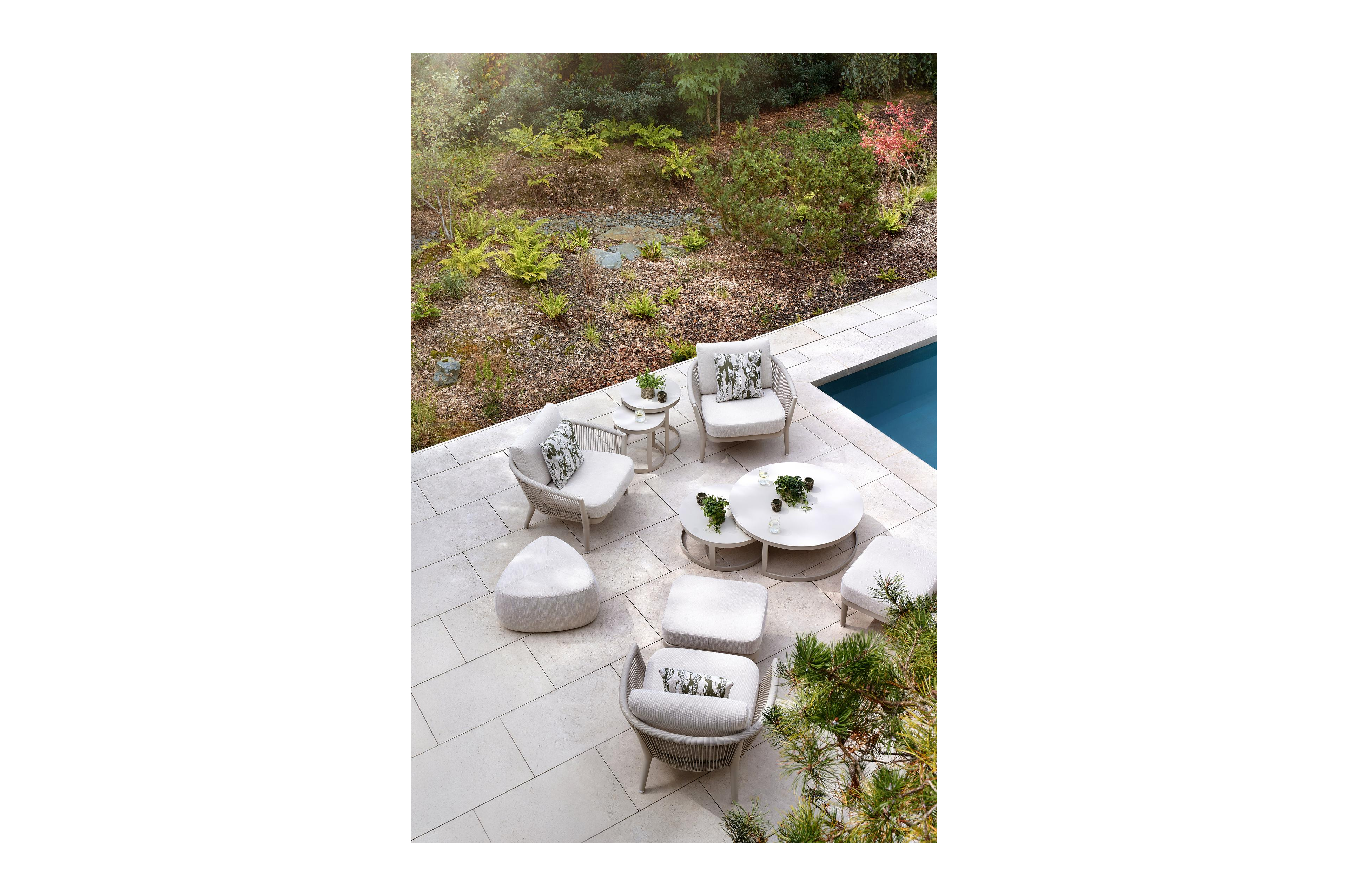 Orso loungestoel in beige aluminium en beige verticaal geweven ronde rope met Slow Farafra all weather sunbrella® luxe kussen