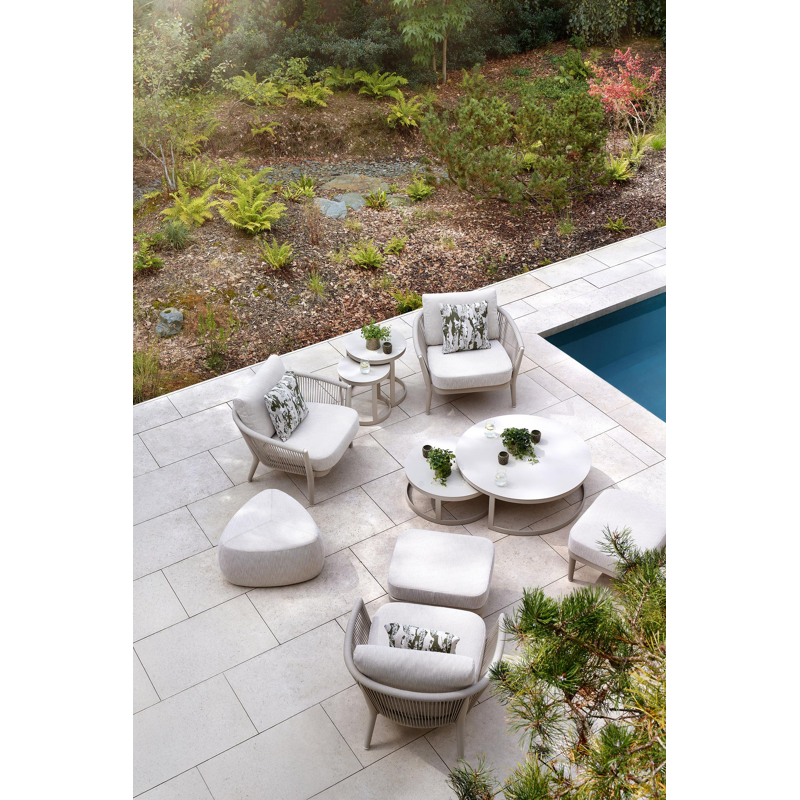 Orso loungestoel in beige aluminium en beige verticaal geweven ronde rope met Slow Farafra all weather sunbrella® luxe kussen