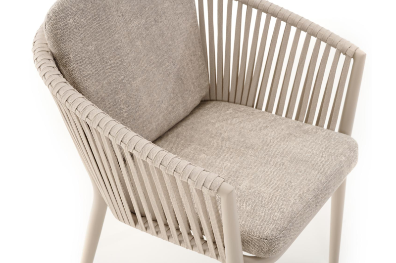 Orso tuinstoel in beige aluminium en beige verticaal geweven vlakke rope met Chartres Pewter All Weather Sunbrella® Luxe kussen