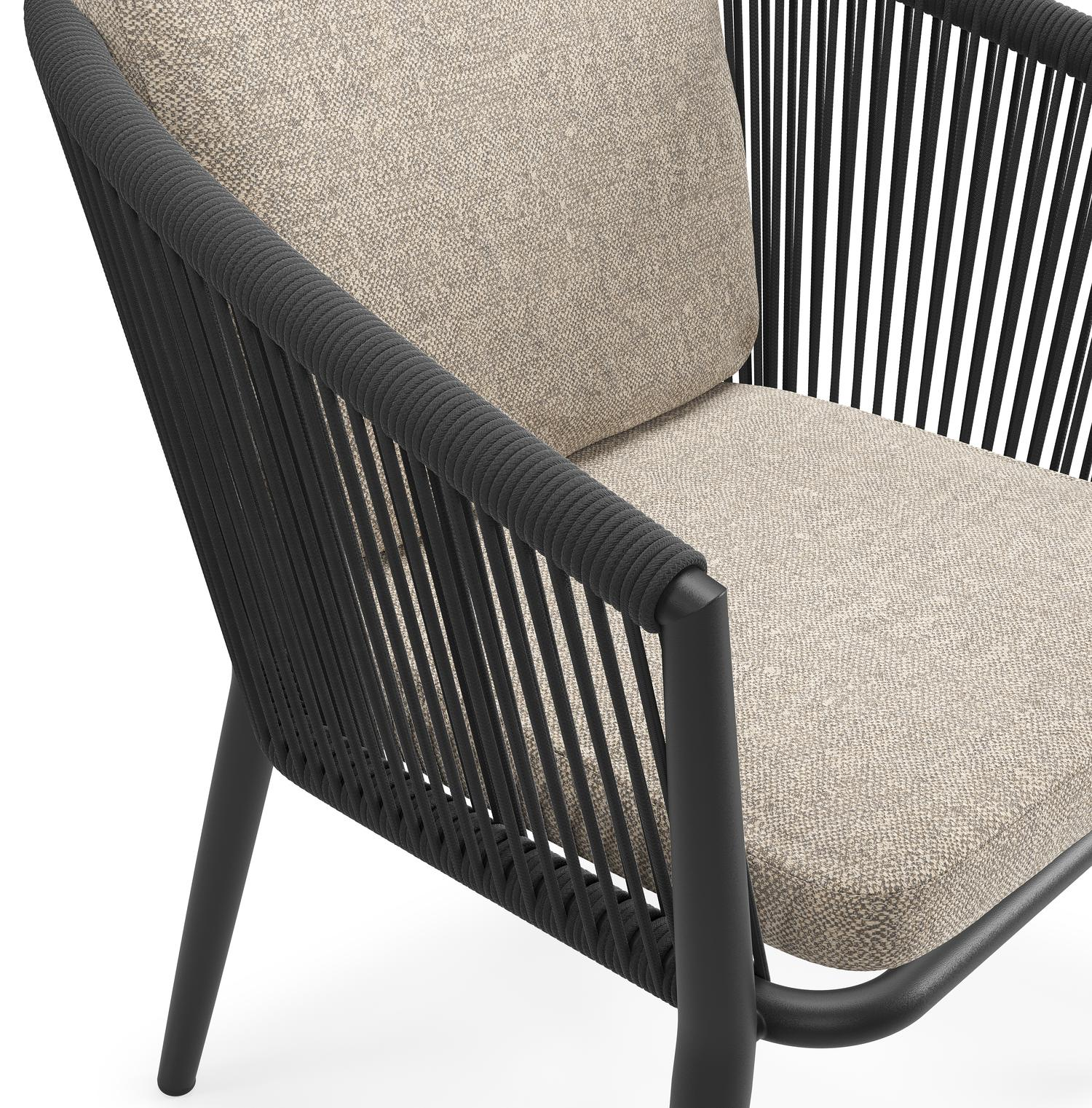 Chaise de jardin Orso en aluminium noir et corde ronde tissée verticalement noir avec coussin luxe en All Weather Sunbrella® Luxe Chartres Pewter