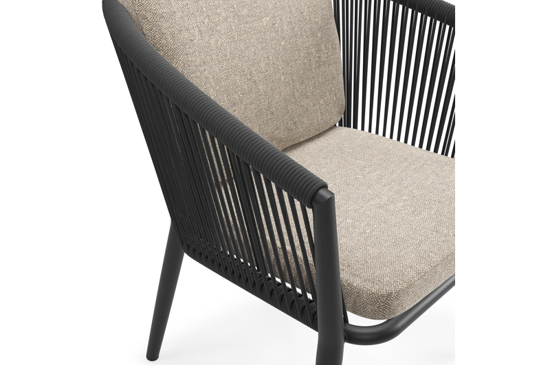 Orso tuinstoel in zwart aluminium en zwart verticaal geweven ronde rope met luxe zitkussen in All Weather Sunbrella® Luxe Chartres Pewter