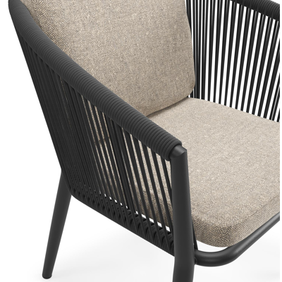 Orso tuinstoel in zwart aluminium en zwart verticaal geweven ronde rope met luxe zitkussen in All Weather Sunbrella® Luxe Chartres Pewter