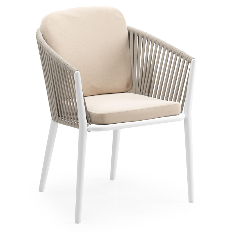 Orso tuinstoel in wit aluminium en beige verticaal geweven vlakke rope met luxe zitkussen in All Weather Sunbrella® Luxe Natte Linen Chalk
