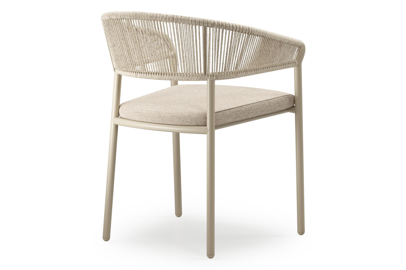 Mosa tuinset in beige aluminium en crema minerale sintered stone met 8 stapelbare Zamora tuinstoelen