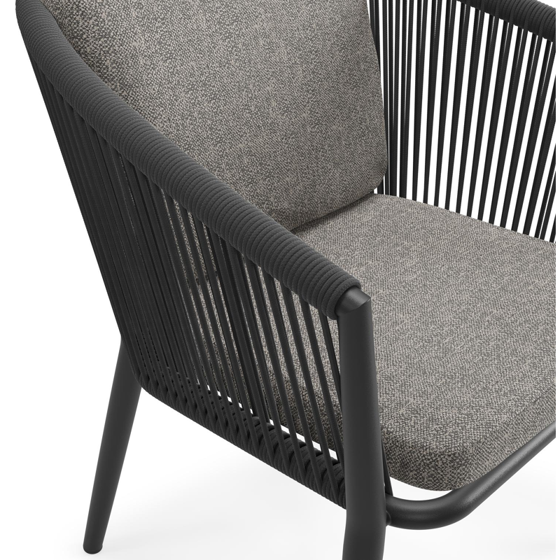 Chaise de jardin Orso en aluminium noir et corde ronde tissée verticalement noir avec coussin luxe en All Weather Sunbrella® Luxe Chartres Drizzle
