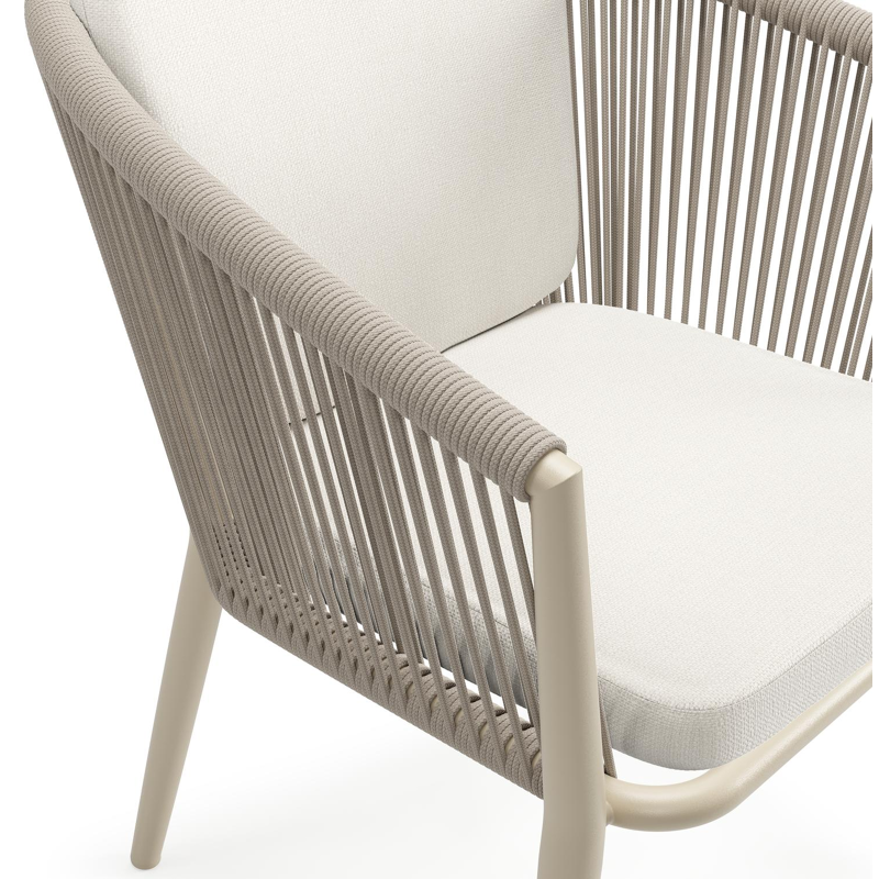 Orso tuinstoel in beige aluminium en beige verticaal geweven ronde rope met zitkussen in All Weather Sunbrella® Luxe Savane White