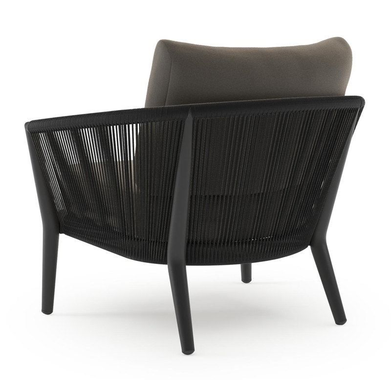Orso loungestoel in zwart aluminium en zwart verticaal geweven ronde rope met Natte Carbon Beige all weather sunbrella® luxe kussen
