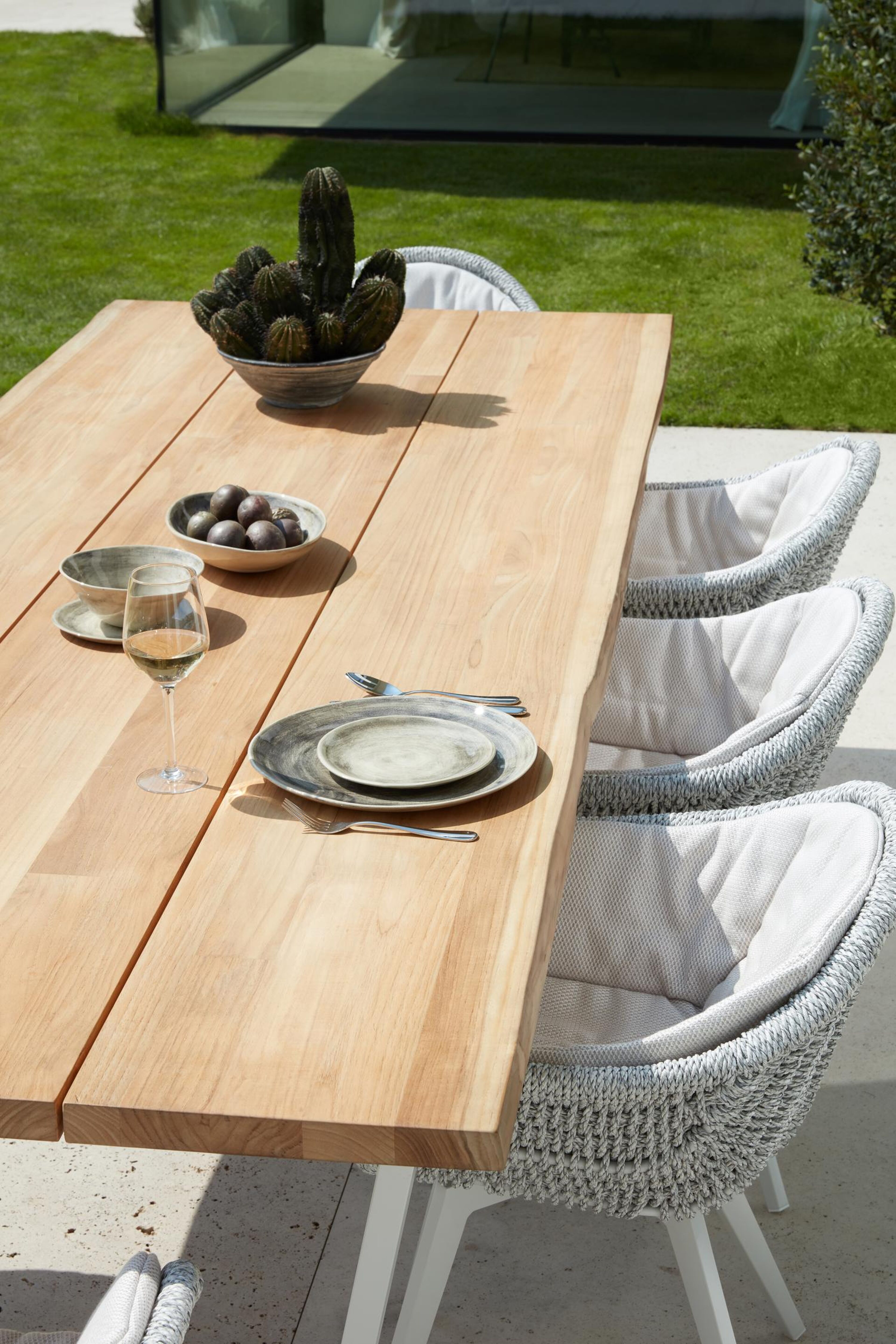 Pagino tuinstoel in wit aluminium en wit wicker