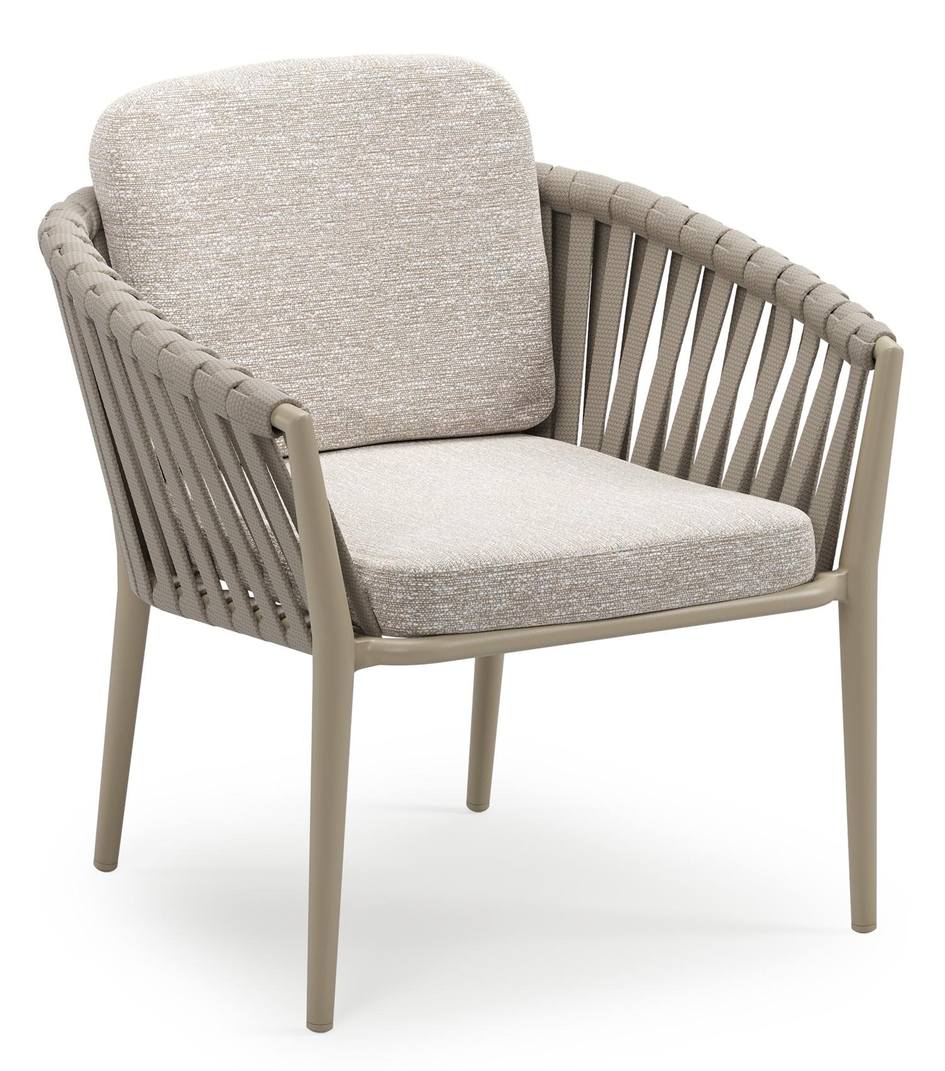 Orso low dining tuinstoel in beige aluminium en beige verticaal geweven luxe vlakke brede rope met stoelkussen in All Weather Sunbrella® Luxe Tundra Sand