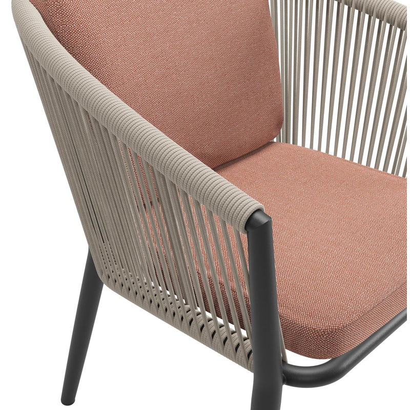 Orso tuinstoel in zwart aluminium en beige verticaal geweven ronde rope met luxe zitkussen in All Weather Sunbrella® Luxe Savane Rust