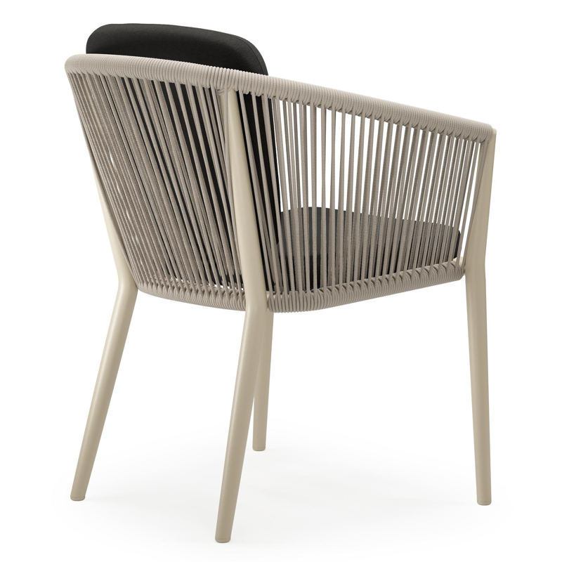 Orso tuinstoel in beige aluminium en beige verticaal geweven ronde rope met zitkussen in All Weather Sunbrella® Luxe Heritage Char