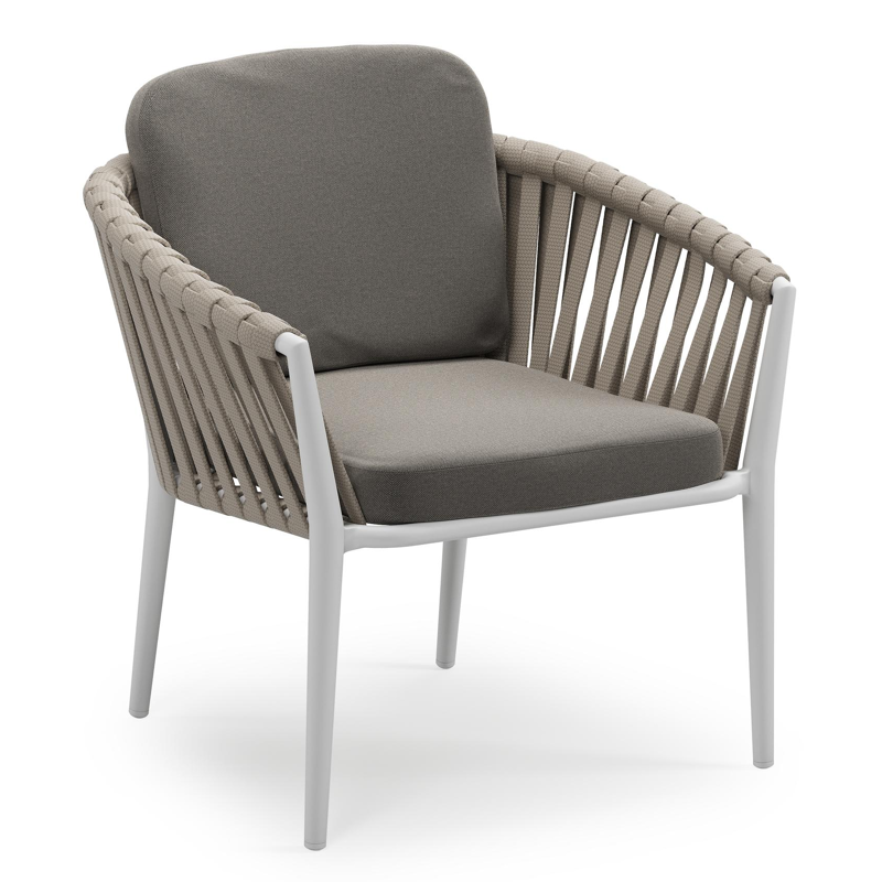 Orso low dining tuinstoel in wit aluminium en beige verticaal geweven luxe vlakke brede rope met stoelkussen in All Weather Sunbrella® Luxe Natte Dark Taupe