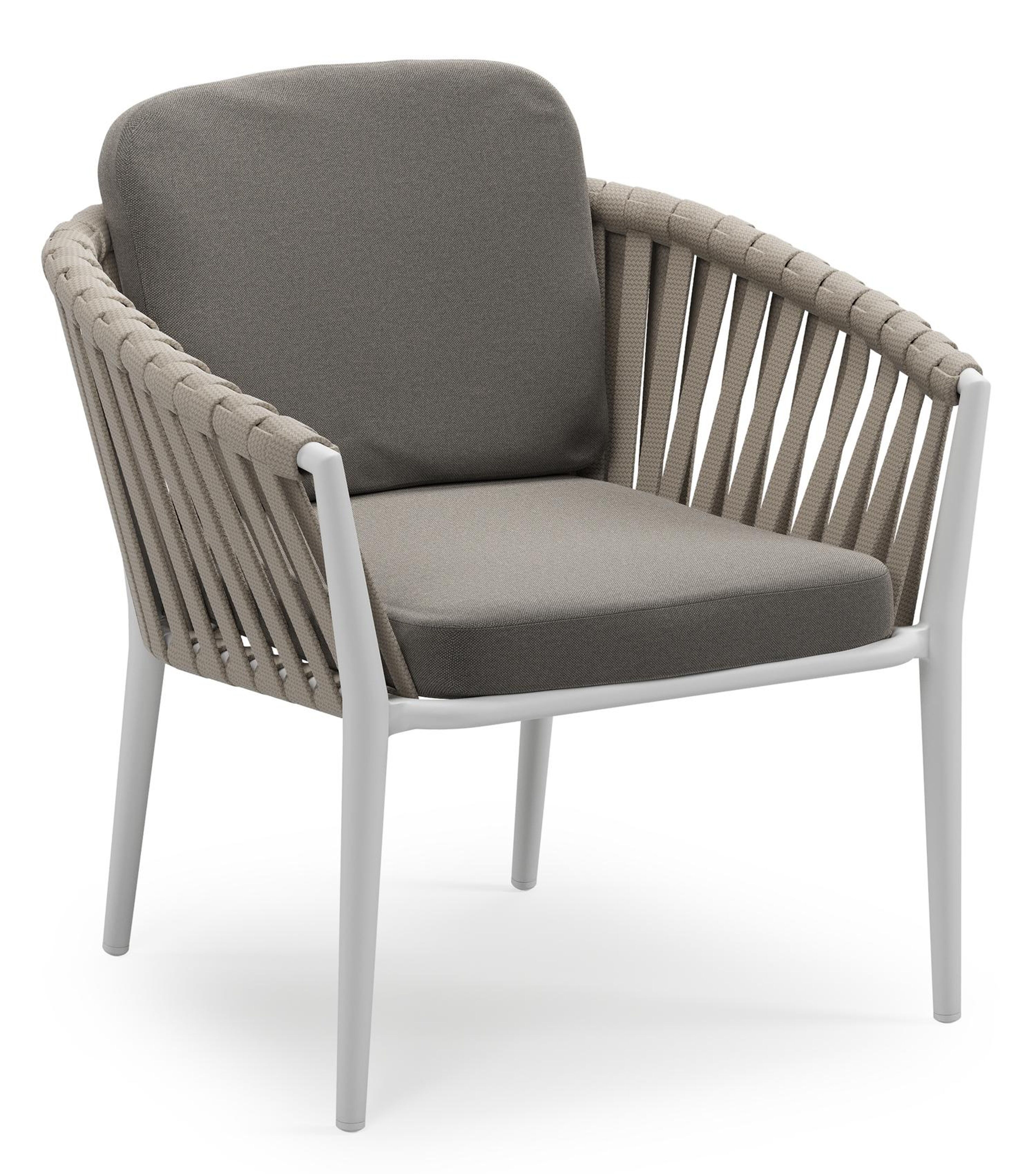 Orso low dining tuinstoel in wit aluminium en beige verticaal geweven luxe vlakke brede rope met stoelkussen in All Weather Sunbrella® Luxe Natte Dark Taupe