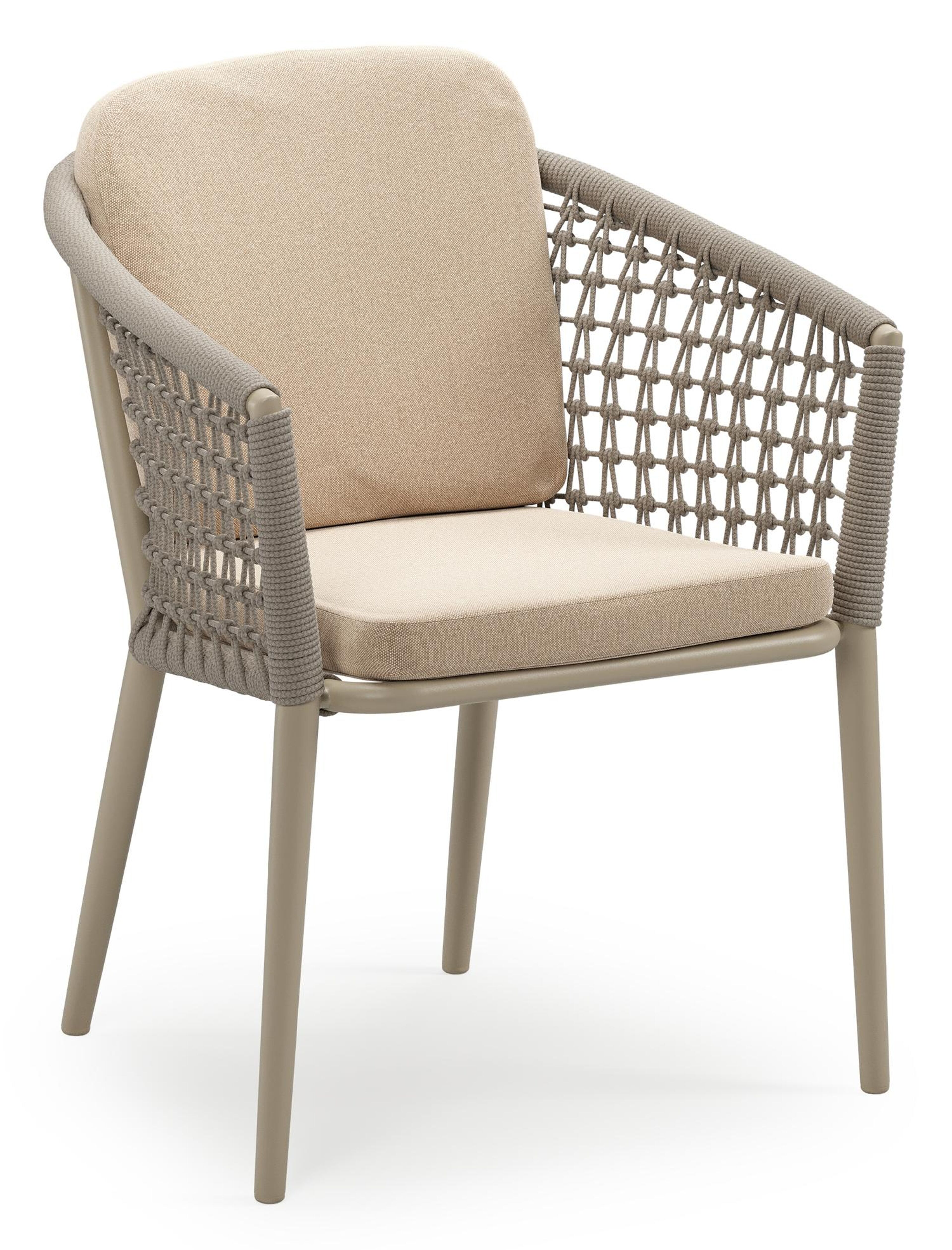 Orso stapelbare tuinstoel in beige aluminium en beige visnet geweven ronde rope met stoelkussen in All Weather Sunbrella® Luxe Natte Heather Beige