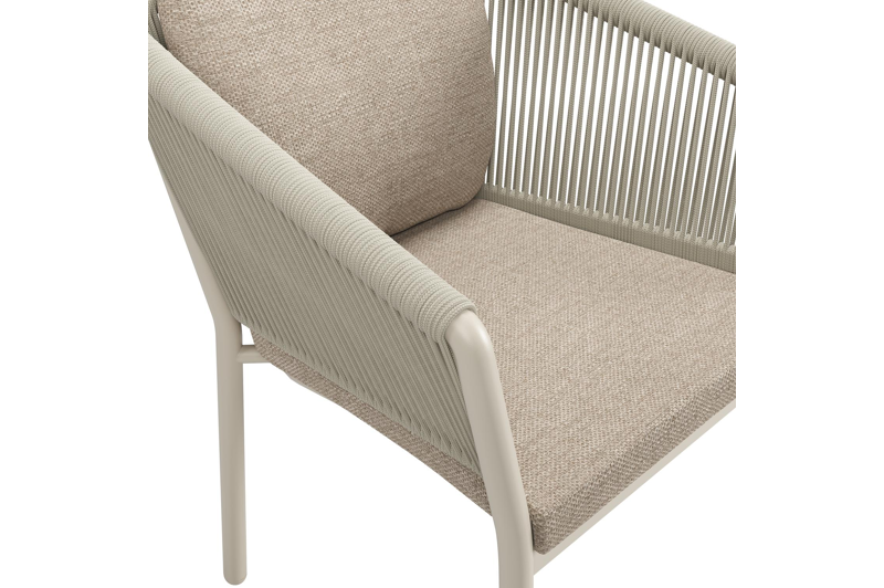 Gerona tuinstoel in beige aluminium en beige verticaal geweven ronde rope met kussen in Rustic Weather+ Softtouch