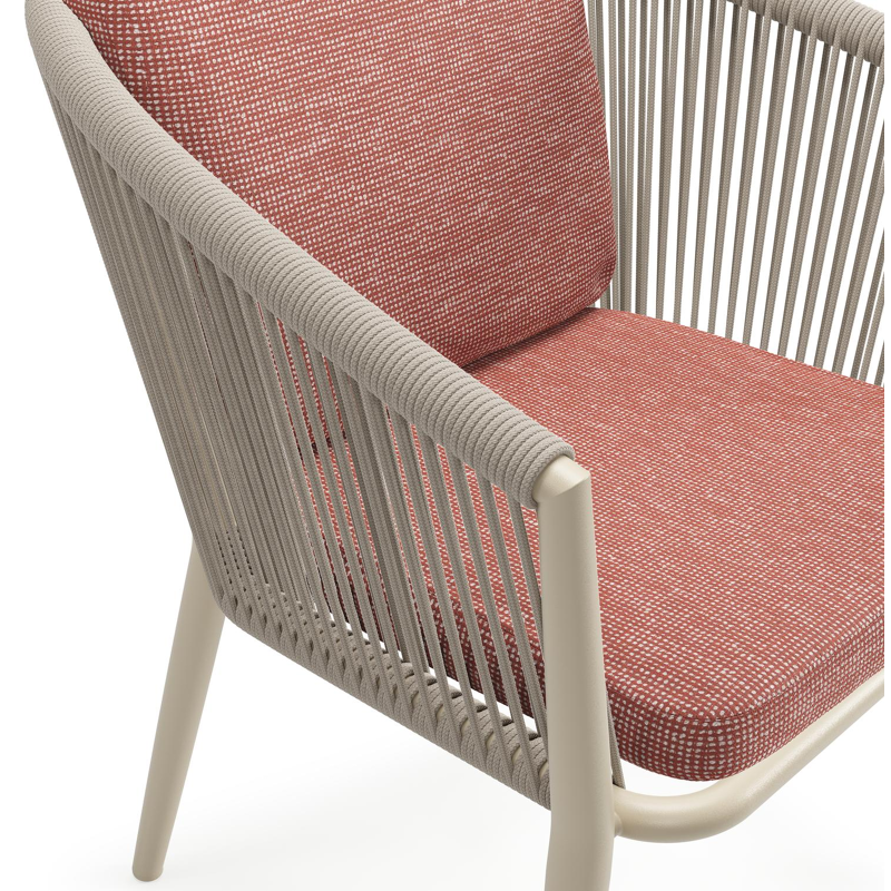 Orso tuinstoel in beige aluminium en beige verticaal geweven ronde rope met luxe zitkussen in All Weather Sunbrella® Luxe Slow Alezan