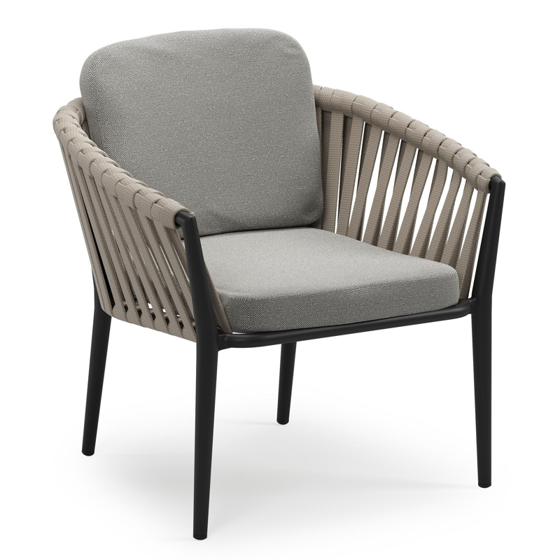 Orso low dining tuinstoel in zwart aluminium en beige verticaal geweven luxe vlakke brede rope met stoelkussen in All Weather Sunbrella® Luxe Savane Zinc