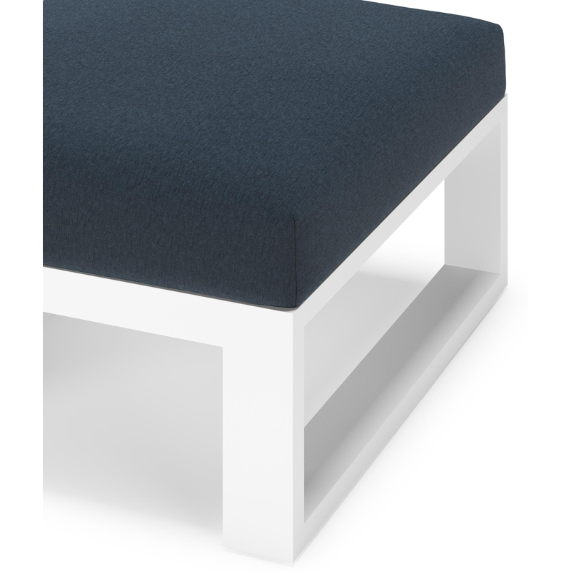 Verato poef in wit aluminium met heritage indigo all weather sunbrella® luxe kussen