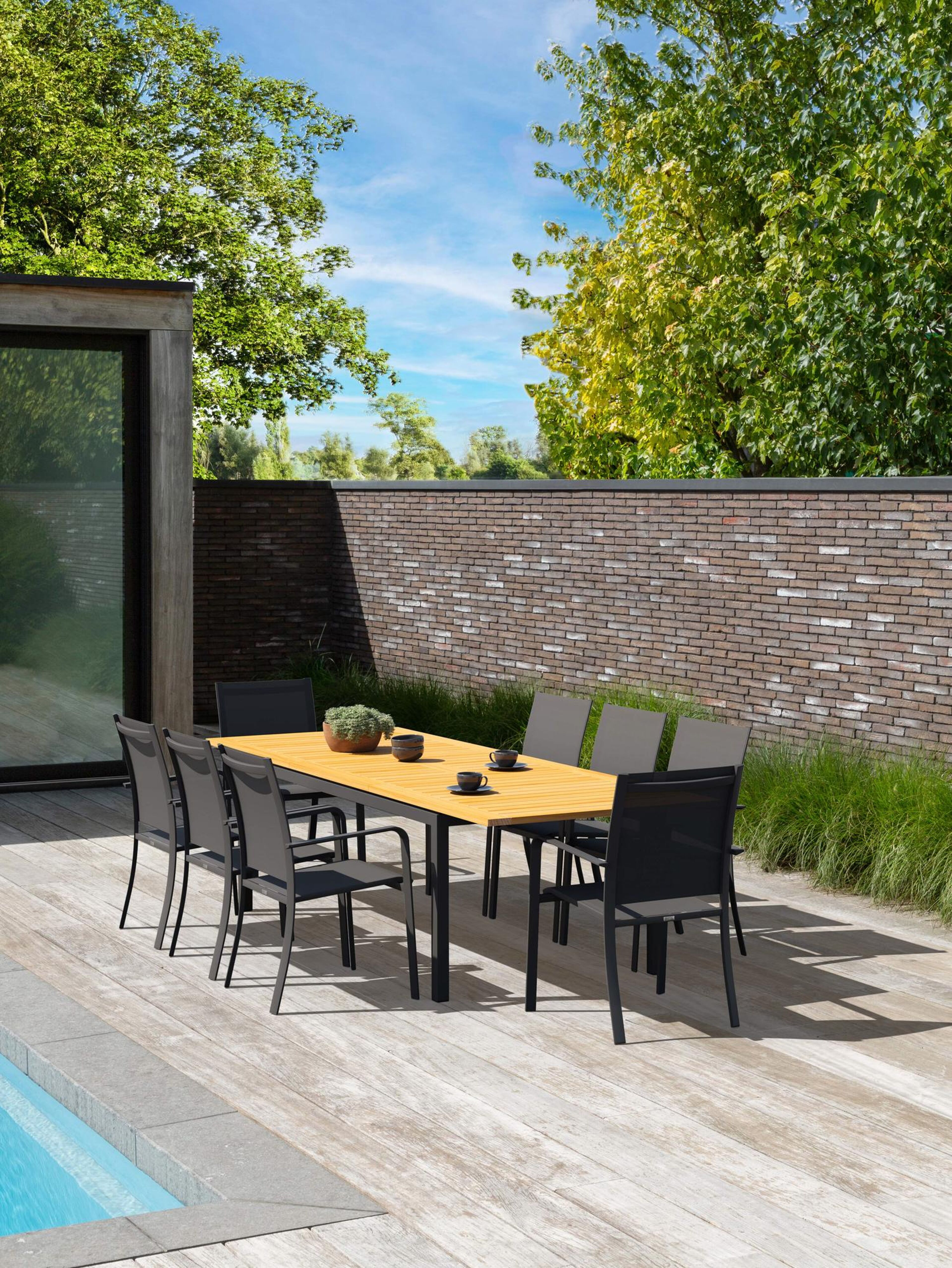 Amalfi tuinset met verlengbare tafel in zwart aluminium en teak tafelblad met 8 stapelbare Calobra tuinstoelen